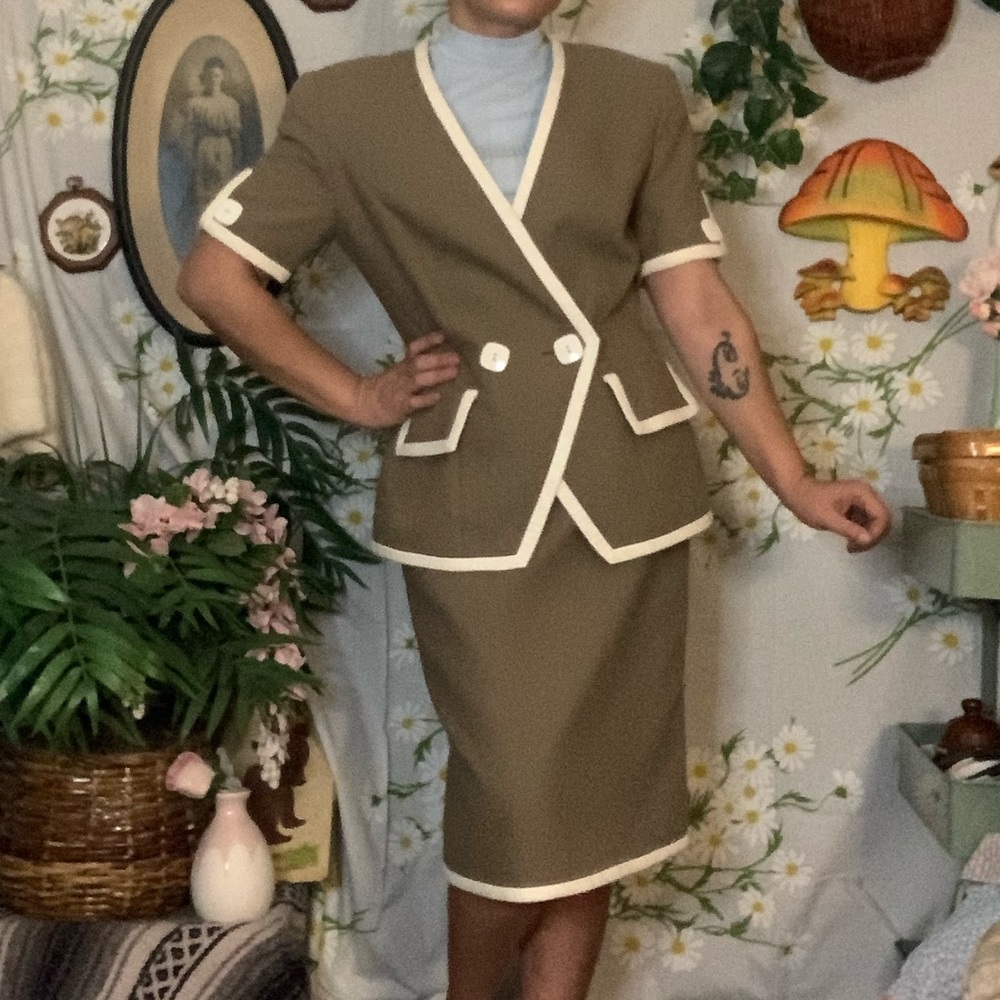 Vintage 80s Oscar de la Renta brown white color block quilted skirt suit set - Picture 3 of 12